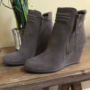 Never worn crown vintage greasy wedge bootie.